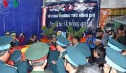 Máy bay quân sự rơi: Mẹ già khóc nghẹn bên linh cữu con trai