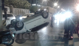 Hà Nội: Xế hộp chở cả gia đình bất ngờ mất lái, lật nhào