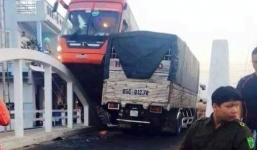 Xe khách Phương Trang leo thành cầu, hàng chục hành khách hoảng hốt