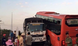 Cận cảnh xe khách Phương Trang 'làm xiếc' trên thành cầu