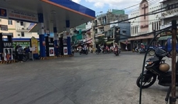 Giận 'chồng', dọa tự thiêu tại cây xăng bất thành nên đuổi đánh công an