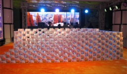 Công ty đại gia xếp tiền thành tường thưởng Tết nhân viên