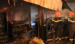 Hà Nội: Cháy lớn trong đêm, cửa hàng túi xách bị cháy rụi