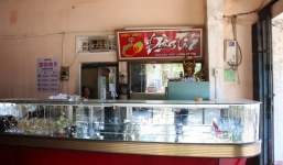 Kẻ cướp tiệm vàng ung dung ngồi uống cà phê khi bị truy đuổi