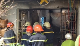 Giải cứu cụ bà 75 tuổi trong căn nhà hai tầng bị cháy