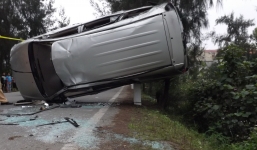 5 người may mắn thoát nạn sau khi xe khách lật