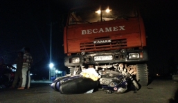 Va chạm với xe ben, người đàn ông bị kéo lê 10 mét, nguy kịch