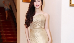 Hương Tràm diện váy quyến rũ khoe hình xăm độc đáo