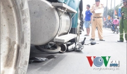 Người mẹ bị gãy 2 chân gào khóc bên thi thể con trai