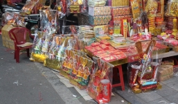 Ông Táo đua nhau leo cây, trèo biển báo, nằm lề đường