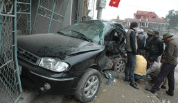 Mất lái, xe tải tông xe 4 chỗ 'bay' vào nhà dân