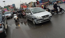 Ô tô va chạm với phụ nữ mang bầu, một người đi cấp cứu