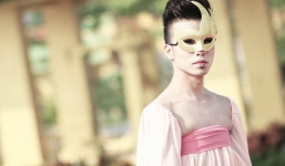 'Nữ hoàng' Kenny Sang lại tung clip gây xôn xao