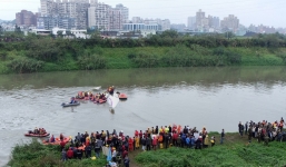 Máy bay Đài Loan rơi: Tổng giám đốc TransAsia Airways cúi đầu xin lỗi