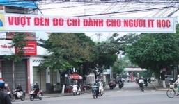 Vượt đèn đỏ chỉ dành cho người ít học: Kiểm điểm Giám đốc Sở