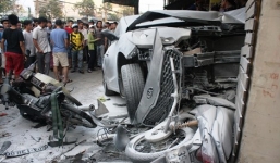 Ô tô 'điên' tông liên hoàn 8 xe máy, nhiều người bị thương