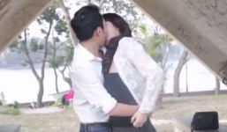 Video: Chàng trai hôn hàng loạt gái xinh bằng trò chơi oẳn tù tì