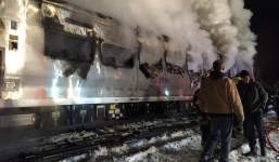 Tàu điện đâm ô tô bốc cháy nghi ngút, ít nhất 7 người thiệt mạng