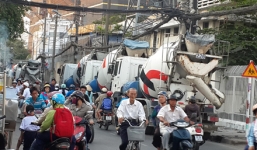 Nguy hiểm vì xe trộn bê tông lưu thông trong giờ cao điểm