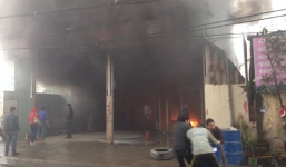 Cháy gara ô tô, khói đen bốc cao hàng chục mét