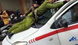 Clip: Taxi hất cảnh sát lên nắp capo, chạy hàng trăm mét tại Hà Nội