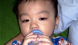 Bé trai bị mẹ bỏ rơi trên taxi sốt cao phải đưa vào viện