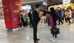 Cô gái trẻ bị bạn trai bỏ rơi vì không trang điểm