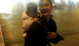 Đau lòng cảnh cha tật nguyền địu con đi nhặt rác sống qua ngày