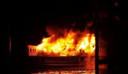 Tàu du lịch bốc cháy ở vịnh Hạ Long, 25 người thoát chết: Do chập điện