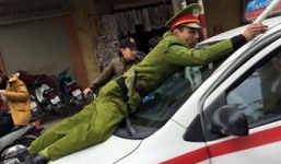 Tài xế Taxi Group hất công an lên nắp capo: Không phải xảy ra lần đầu