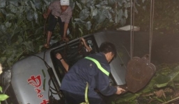 Xe khách chở 14 người va chạm xe máy rồi lao xuống hố sâu