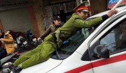 Taxi Group hất cảnh sát lên nắp capo: Xác định danh tính lái xe