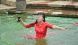 Thiếu nữ Hà Nội rơi xuống hồ nước lạnh vì mải tạo dáng chụp ảnh đón xuân