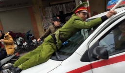 Taxi Group hất cảnh sát lên nắp capo: Lời khai của tài xế