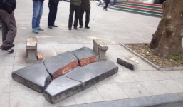 Ghế đá cung đình bên hồ Gươm bị ô tô húc vỡ tan tành