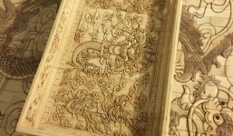 Cận cảnh bộ bàn ghế chế tác từ xương voi có giá bạc tỷ