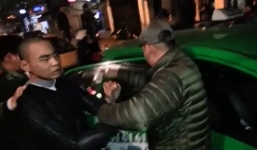 Clip: Cướp dí dao vào cổ, tài xế taxi Mai Linh nhanh trí thoát thân
