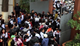 Nhận diện hai kẻ vào trường định lừa 'đón' nữ sinh ở Hà Nội