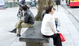 Ghế đá 'trăm tuổi' tại hồ Gươm khi chưa bị vỡ