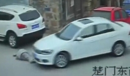 TQ: Hàng chục người bỏ mặc cụ già nằm gục trên đường, bị xe cán chết