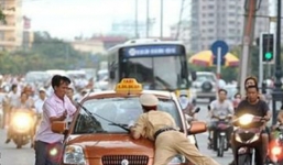 Cô gái  lăng mạ, rút dao dọa chém CSGT