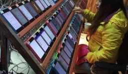 Hái ra tiền nhờ ngồi trước hàng trăm chiếc iPhone
