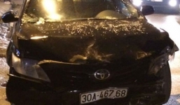 Siêu xe không làm chủ được tốc độ, đâm nát đuôi taxi trong đêm