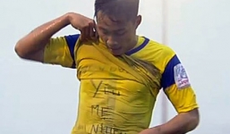 Cầu thủ ăn mừng 'con yêu mẹ' được thưởng 10 triệu đồng