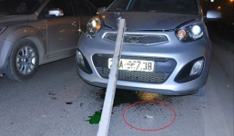 Xe 4 chỗ bị thanh sắt từ 'trên trời' rơi xuống đè lên