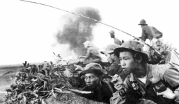 Kỳ tích về người lính lấy thân mình dẫn điện, dùng kiến đánh voi