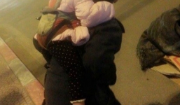 Clip: Nhói lòng cảnh cha tật nguyền địu con đi nhặt rác sống qua ngày