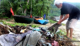Cụ ông râu tóc bạc phơ hằng ngày nhặt rác ở biển Đà Nẵng