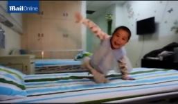 Rơi nước mắt với bé trai mất 2 chân nhảy múa trên giường bệnh