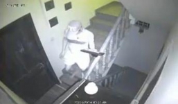 Trộm lẻn vào phòng ngủ... xin thuốc lá